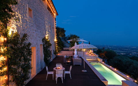 Asolina Villa: Schwimmbad, Wohngebiet, Menschliche Siedlung, Estate, Resort, Eco Hotel, Dämmerung, Villa, Abend, Vogelperspektive