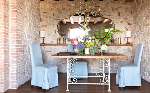 Asolina Villa: Möbel, Interior Design, Tabelle, Holz, Stuhl, Esszimmer, Beleuchtung, Küche & Esszimmer Tisch, Zimmer, Leuchter