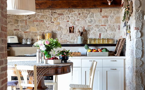 Asolina Villa: Möbel, Wand, Interior Design, Holz, Küche, Flooring, Stuhl, Tabelle, Küche & Esszimmer Tisch, Zuhause
