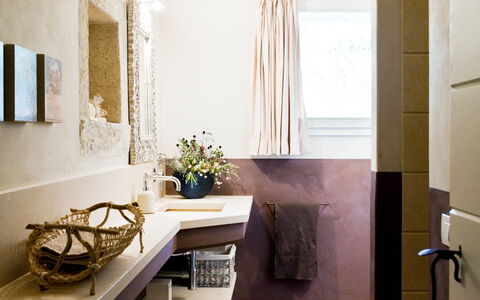 Asolina Villa: Badezimmer, Interior Design, Wand, Flooring, Armatur, Fussboden, Bad Sink, Zuhause, Sinken, Beleuchtung