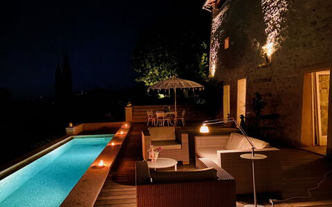 Asolina Villa: Schwimmbad, Möbel, Resort, Gartenmöbel, Beleuchtung, Landschaft Beleuchtung, Eco Hotel, Stuhl, Nacht, Dämmerung