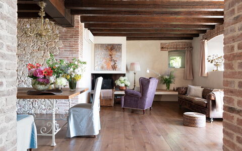 Asolina Villa: Möbel, Wand, Interior Design, Flooring, Holz, Fussboden, Tabelle, Zuhause, Holzboden, Wohnzimmer