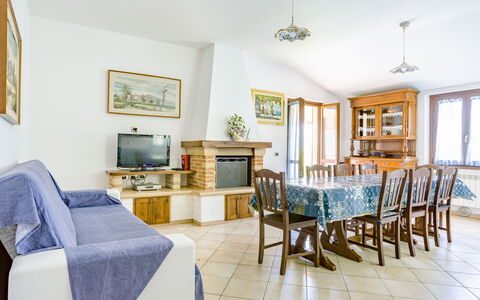 Villa Altavista: Flooring, Interior Design, Möbel, Fussboden, Decke, Zimmer, Tabelle, Couch, Wohnzimmer, Stuhl