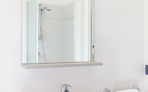 Villa Altavista: Bad Sink, Interior Design, Armatur, Wand, Badezimmer, Sinken, Zapfhahn, Spiegel, Flooring, Installation
