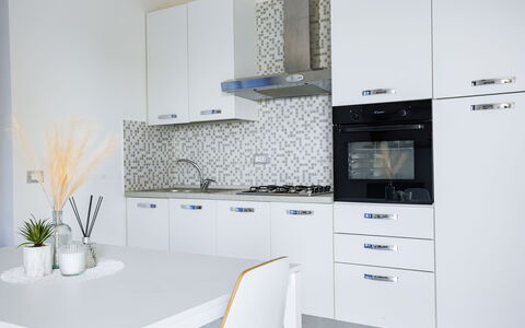 Villa Altavista: Küche, Countertop, Major Appliance, Cabinetry, Küchengerät, Holz, Interior Design, Flooring, Herd, Zuhause