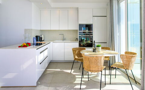Nerja View Free Sauna and Spa: Möbel, Interior Design, Flooring, Fussboden, Küche, Countertop, Cabinetry, Holz, Stuhl, Decke