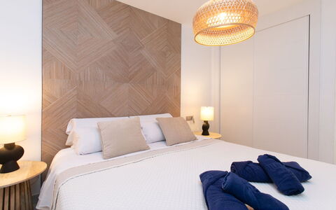 Nerja View with Infitinity Pool: Bett, Möbel, Interior Design, Schlafzimmer, Bedding, Wand, Bettdecke, Fussboden, Holz, Linens