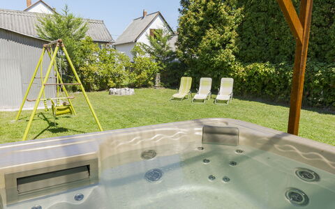Wild Grape: Flooring, Badewanne, Schwimmbad, Armatur, Resort, Garten, Schatten, Holzbeize, Hinterhof