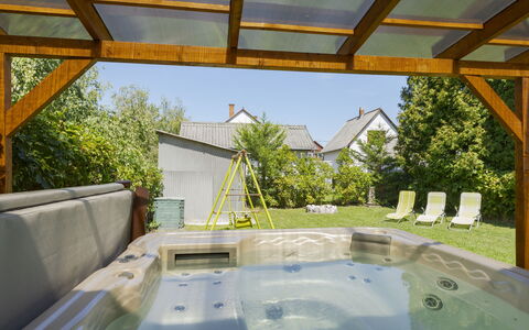Wild Grape: Schwimmbad, Möbel, Resort, Eco Hotel, Garten, Gartenmöbel, Schatten, Hinterhof, Terrasse, Stuhl