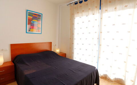 Minini: Schlafzimmer, Bett, Zimmer, Möbel, Eigentum, Bettdecke, Fussboden, Bettrahmen, Interior Design, Wand