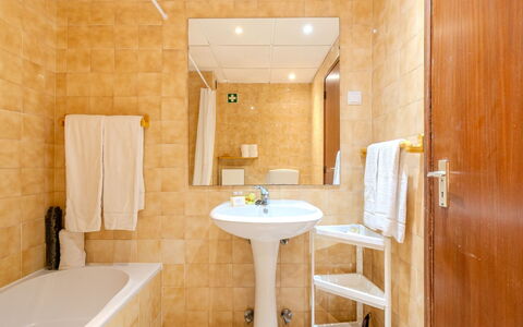 Lima - Sunny Way: Flooring, Fussboden, Badezimmer, Armatur, Interior Design, Bad Sink, Sinken, Installation, Zimmer, Toilette