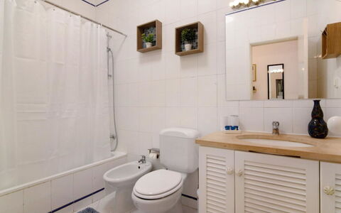 Medusa - Sunny Way: Toilleten Sitz, Badezimmer, Armatur, Bad Sink, Toilette, Flooring, Sinken, Fussboden, Interior Design, Badezimmerschrank