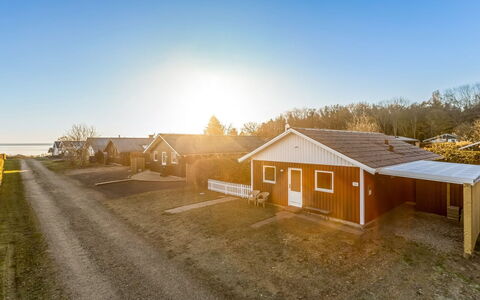 Pavo - 200M from the Sea: Hütte, Hinterhof, Garten, Gartenbauten, Schuppen, Abstellgleis, Gartenmöbel, Blockhaus, Outdoor Struktur, Hütte