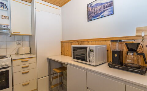 Parintie 3 D 21: Holz, Küche, Flooring, Major Appliance, Countertop, Fussboden, Interior Design, Decke, Cabinetry, Küchengerät