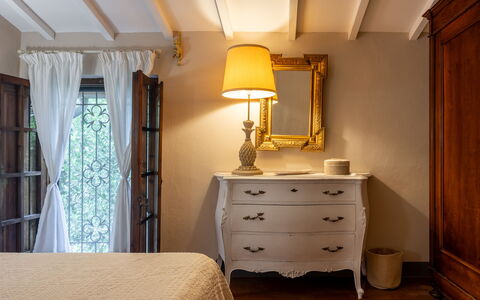 Podere la Botte, Pool, Lari: Möbel, Bett, Interior Design, Schlafzimmer, Wand, Bedding, Holz, Bettdecke, Beleuchtung, Zimmer
