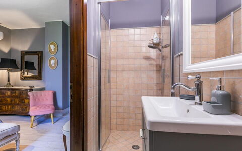 Podere la Botte, Pool, Lari: Badezimmer, Interior Design, Wand, Armatur, Flooring, Fussboden, Sinken, Spiegel, Badewanne, Bad Sink