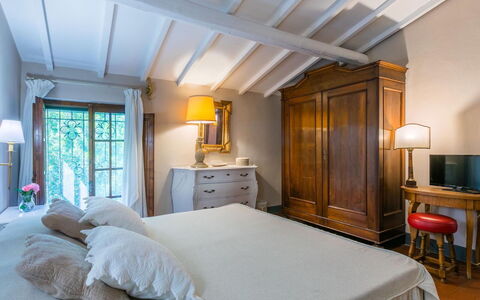Podere la Botte, Pool, Lari: Möbel, Bett, Schlafzimmer, Interior Design, Bettdecke, Bedding, Beleuchtung, Flooring, Bettrahmen, Zimmer