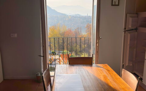 Alma Montis - Frabosa Sottana: Möbel, Holz, Tabelle, Küche & Esszimmer Tisch, Stuhl, Flooring, Fussboden, Interior Design, Esszimmer, Zimmer