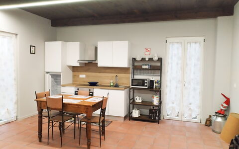 Alma Montis - Frabosa Sottana: Möbel, Flooring, Interior Design, Fussboden, Holz, Decke, Zimmer, Stuhl, Beleuchtung, Küche