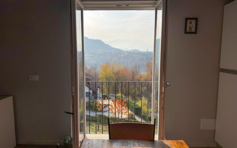 Alma Montis - Frabosa Sottana: Hartholz, Holzbeize, Stuhl, Holzboden, Balkon, Daylighting, Geländer, Küche & Esszimmer Tisch