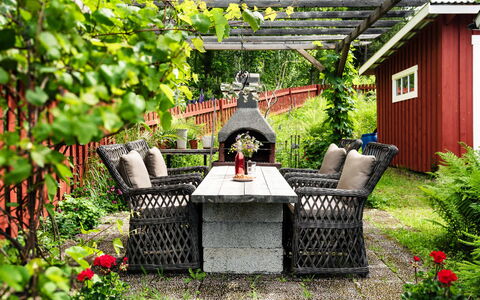 Viksjö Utsikten: Garten, Strauch, Blumentopf, Möbel, Hinterhof, Gartenmöbel, Landscaping, Stuhl, Outdoor Struktur