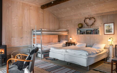 Viksjö Utsikten: Möbel, Holz, Schlafzimmer, Interior Design, Bett, Decke, Zimmer, Zuhause, Bedding, Bettdecke