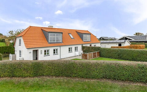 Arvi - 100M from the Sea: Wohngebiet, Strauch, Haus, Zuhause, Garten, Estate, Schatten, Landscaping, Rasen