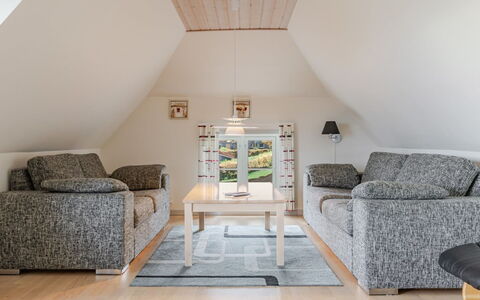 Arvi - 100M from the Sea: Wohngebiet, Strauch, Haus, Zuhause, Garten, Estate, Schatten, Landscaping, Rasen