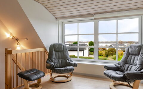 Arvi - 100M from the Sea: Wohngebiet, Strauch, Haus, Zuhause, Garten, Estate, Schatten, Landscaping, Rasen