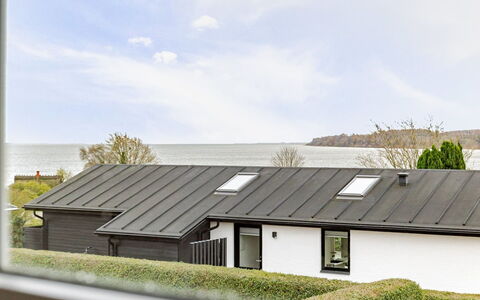 Arvi - 100M from the Sea: Wohngebiet, Strauch, Haus, Zuhause, Garten, Estate, Schatten, Landscaping, Rasen
