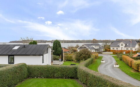 Arvi - 100M from the Sea: Wohngebiet, Strauch, Haus, Zuhause, Garten, Estate, Schatten, Landscaping, Rasen