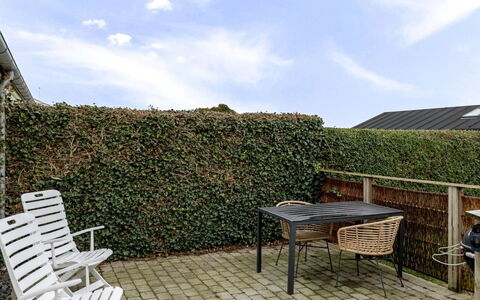 Arvi - 100M from the Sea: Wohngebiet, Strauch, Haus, Zuhause, Garten, Estate, Schatten, Landscaping, Rasen
