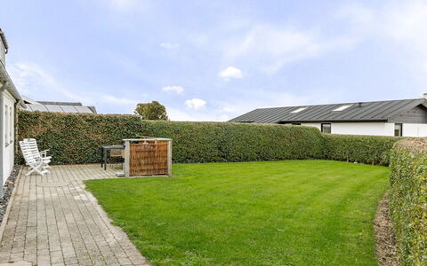 Arvi - 100M from the Sea: Wohngebiet, Strauch, Haus, Zuhause, Garten, Estate, Schatten, Landscaping, Rasen