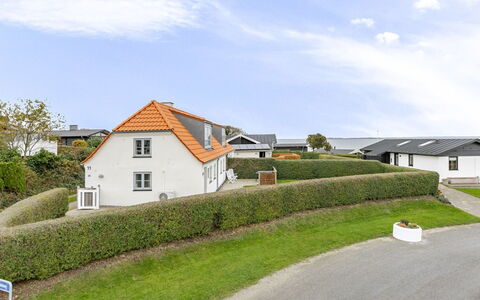 Arvi - 100M from the Sea: Wohngebiet, Strauch, Haus, Zuhause, Garten, Estate, Schatten, Landscaping, Rasen