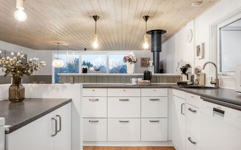 Felicia - from the Sea: Küche, Countertop, Interior Design, Holz, Decke, Cabinetry, Light Fixture, Flooring, Küchengerät, Zuhause