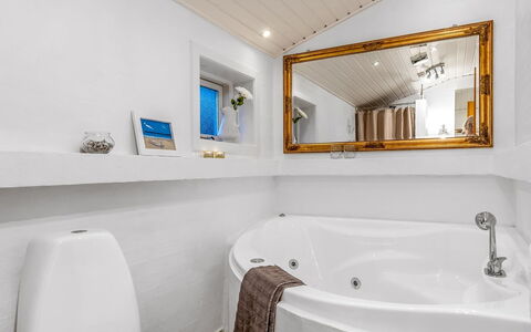 Felicia - from the Sea: Armatur, Badezimmer, Interior Design, Flooring, Decke, Badewanne, Fussboden, Installation, Zapfhahn, Zimmer