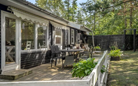 Felicia - from the Sea: Holz, Zuhause, Haus, Hütte, Tür, Abstellgleis, Veranda, Garten, Schatten, Deck