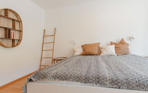 Alpenapartment: Möbel, Bett, Interior Design, Schlafzimmer, Wand, Bedding, Flooring, Fussboden, Holz, Bettdecke
