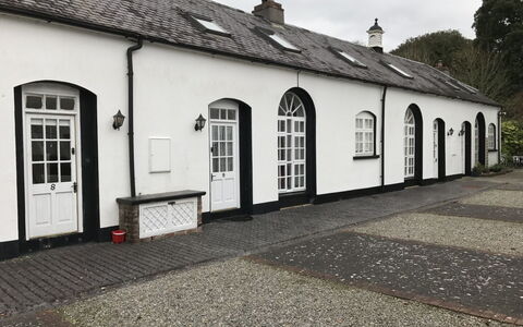 The Stables Holiday Cottage No 9: Wand, Tür, Die Architektur, Dach, Hütte, Auffahrt, Cobblestone, Kamin, Daylighting