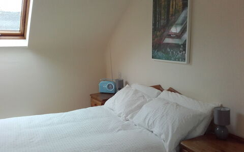 The Stables Holiday Cottage No 9: Möbel, Schlafzimmer, Bett, Holz, Bettdecke, Bedding, Interior Design, Fussboden, Linens, Flooring