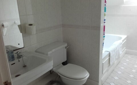 The Stables Holiday Cottage No 9: Badezimmer, Bad Sink, Armatur, Flooring, Fussboden, Sinken, Interior Design, Toilette, Weiss, Toilleten Sitz