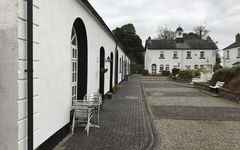 The Stables Holiday Cottage No 9: Strauch, Auffahrt, Estate, Garten, Landscaping, Walkway, Hazienda, Cobblestone, Hof