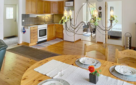 Hults-Kulla: Möbel, Interior Design, Flooring, Light Fixture, Decke, Fussboden, Holz, Stuhl, Tabelle, Esszimmer