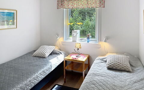 Hults-Kulla: Bett, Schlafzimmer, Wand, Interior Design, Bedding, Fussboden, Bettdecke, Holz, Flooring, Möbel