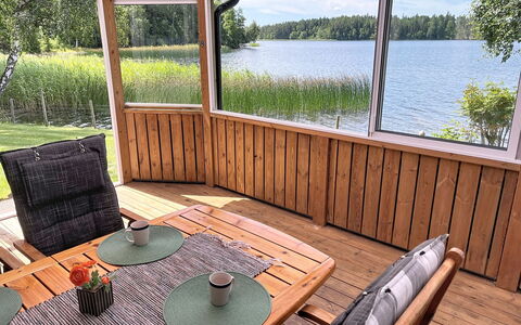 Hults-Kulla: Holz, Veranda, Möbel, Holzbeize, Hartholz, Deck, Gartenmöbel, Schatten, Holzboden, Outdoor Struktur