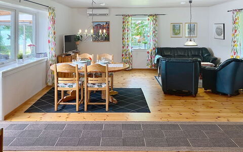 Hults-Kulla: Möbel, Flooring, Fussboden, Holz, Interior Design, Decke, Holzboden, Tabelle, Couch, Wohnzimmer