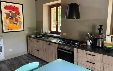 Villa Vindelbono: Küche, Countertop, Möbel, Küchengerät, Holz, Flooring, Interior Design, Cabinetry, Major Appliance, Haushaltsgerät
