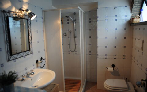 Villa Vindelbono: Armatur, Flooring, Fussboden, Badezimmer, Interior Design, Bad Sink, Zapfhahn, Installation, Zimmer, Sinken