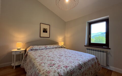 Villa Vindelbono: Bett, Interior Design, Schlafzimmer, Bedding, Wand, Bettdecke, Möbel, Decke, Linens, Zimmer