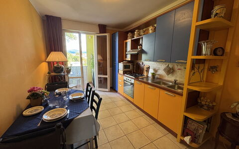 Liz: Flooring, Fussboden, Interior Design, Möbel, Wohnung, Küche, Zimmer, Major Appliance, Stuhl, Countertop